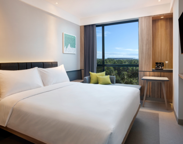 Kamar dengan kain khas kultur lokal